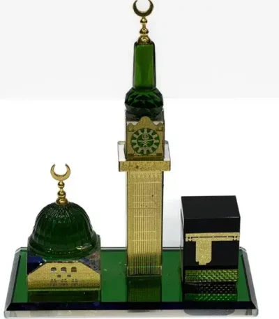 مجسم برج الساعة والكعبة والقبة الخضراء
