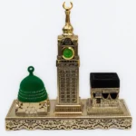 مجسم مكون من الكعبة المشرفة والقبة الخضراء وبرج الساعة