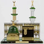 مجسم زجاجي مكون من القبة الخضراء و الكعبة المشّرّفة ومنارات الحرمين