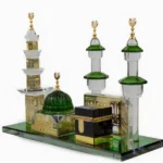 ⁦مجسم زجاجي للكعبة المشرّفة والقبة الخضراء ومنارات الحرمين⁩ - الصورة ⁦2⁩