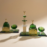 مجسم زجاجي للقبة الخضراء مع اسم سيدنا محمد ﷺ