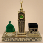 Model yang terdiri dari Ka'bah, Kubah Hijau, dan Menara Jam