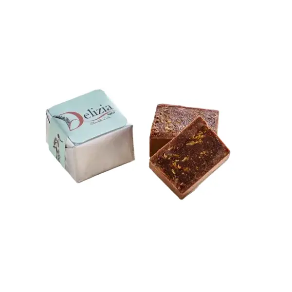 Boîte de cubes de chocolat fourrés aux dattes et à la cardamome
