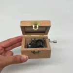 Kotak Musik Hari Yayasan (Kayu) - Gambar 5