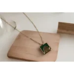 ⁦قلادة تصميم الروضة الخضراء- طلاء ذهب⁩ - الصورة ⁦2⁩