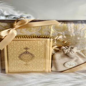 Sajadah adalah hadiah spiritual yang berharga dan istimewa, terutama jika sajadah tersebut memiliki tema orisinil atau desain yang terinspirasi dari tempat-tempat suci. Memilih sajadah yang sempurna sebagai hadiah membutuhkan pertimbangan beberapa faktor untuk memastikan sajadah tersebut memadukan kualitas, kenyamanan dan estetika.