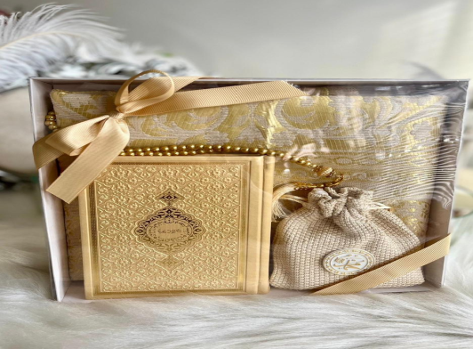 تُعد سجادة الصلاة من الهدايا الروحانية القيمة والمميزة، خاصةً إذا كانت تحمل طابعًا أصيلاً أو تصميمًا مستوحى من الأماكن المقدسة. اختيار السجادة المثالية كهدية يتطلب مراعاة عدة عوامل لضمان أنها تجمع بين الجودة والراحة والجمالية.